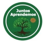 Insignia con fondo verde que representa un árbol con raíces, símbolo de crecimiento y gestión. Sobre el árbol se encuentra escrito el texto "Juntos Aprendemos", que enfatiza el poder de aprender juntos. A la derecha del árbol se puede ver una pequeña marca marrón.