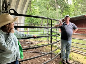 Participantes en Día de Campo Aprenden sobre Ganadería y Producción de Manzanas 1 Brett Mildred 2 1